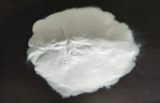 该硅酸钠为纯白色细腻粉末，摊成不规则片状堆，质地蓬松，边缘带有飞散细粉，无明显特殊气味。